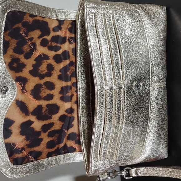 B Makowsky Gold Leather Wristlet - Picture 4 of 6